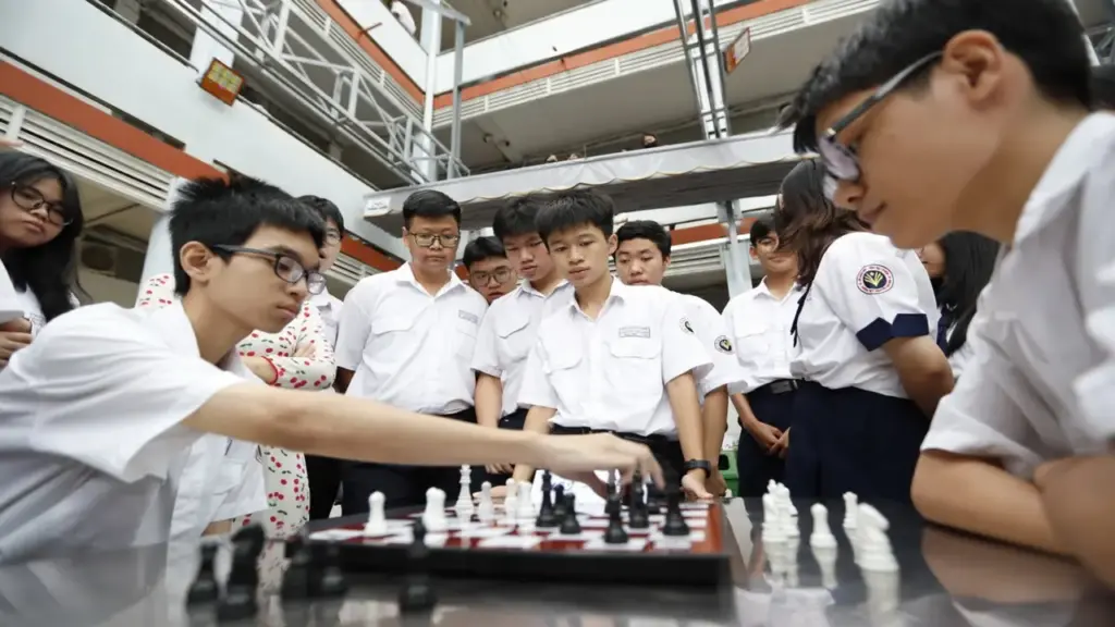 Không thể giao trẻ em cho mạng xã hội: Không cực đoan, không né tránh