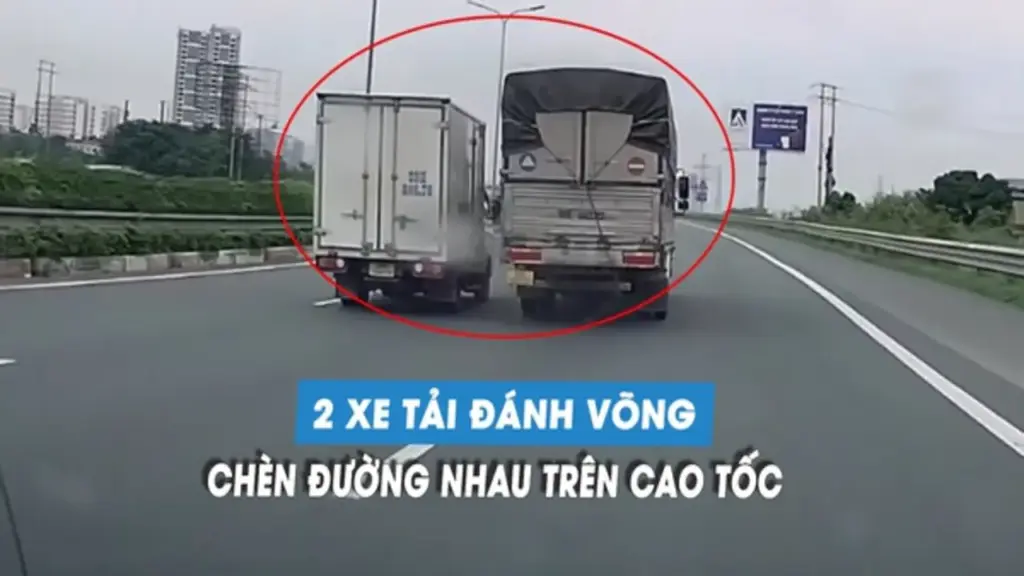 Kinh hoàng 2 xe tải kèn cựa, chèn đường nhau trên cao tốc