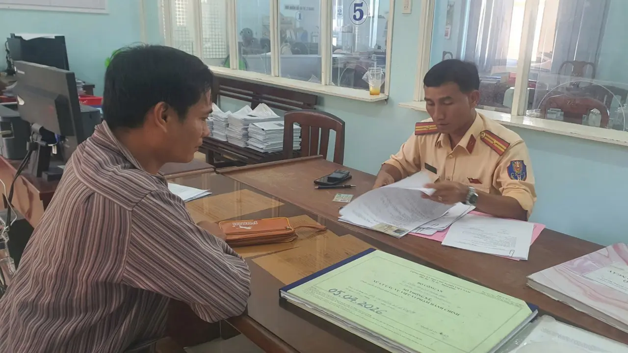 Lái xe tải chạy ngược chiều trên trên quốc lộ 1, tài xế bị phạt 19 triệu đồng