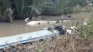 Lật thuyền chở khách viếng Mẹ Đông Hải, hơn 10 người rơi xuống sông