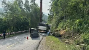 Lật xe ô tô tải dưới chân đèo Violak, 2 người tử vong trong đêm