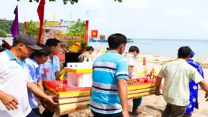 Lễ vía đặc biệt trên đảo Hải Tặc: Ăn uống miễn phí, gửi xe miễn phí