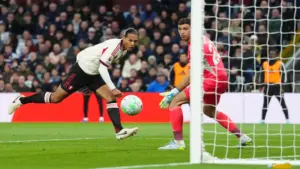Liverpool thua Aston Villa, nguy cơ mất vé Champions League
