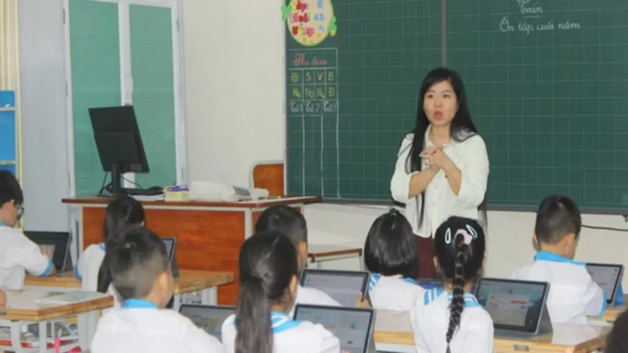 “Lớp học thông minh” gây tranh cãi vì chi phí thiết bị hàng triệu đồng cho học sinh tiểu học