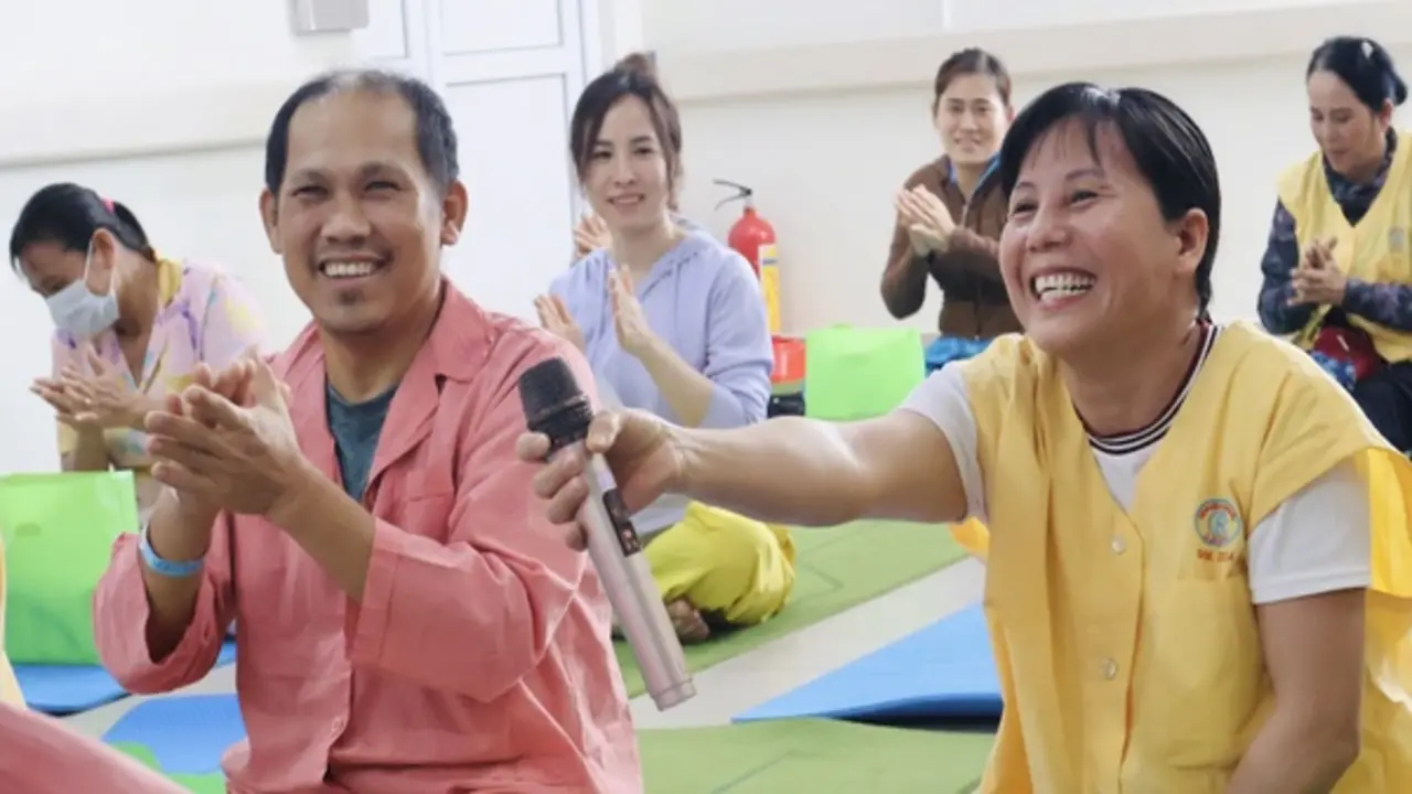 Lớp yoga cho bệnh nhân nặng ở Bệnh viện Chợ Rẫy: 'Ở bệnh viện mà thấy vui'