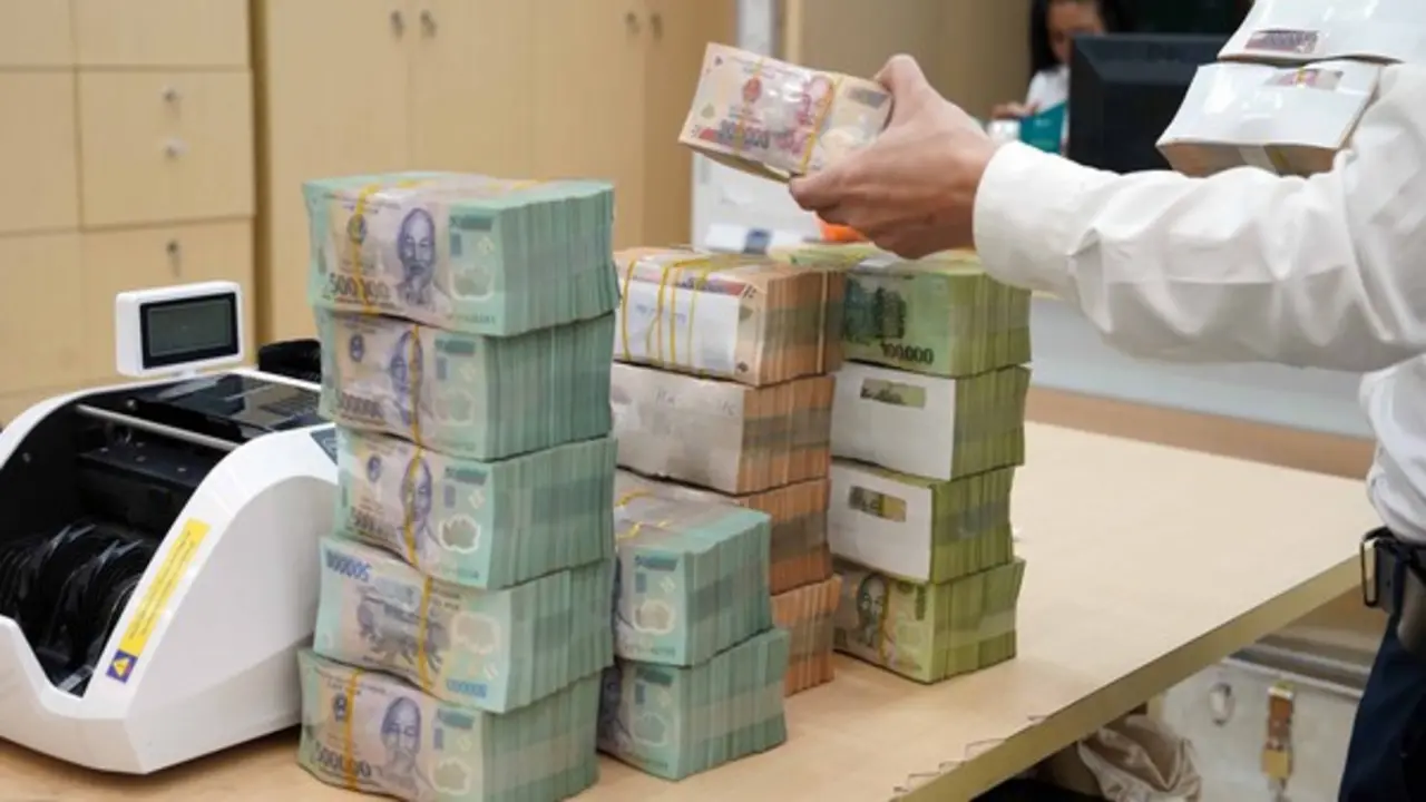 Lượng tiền gửi ngân hàng sụt giảm mạnh