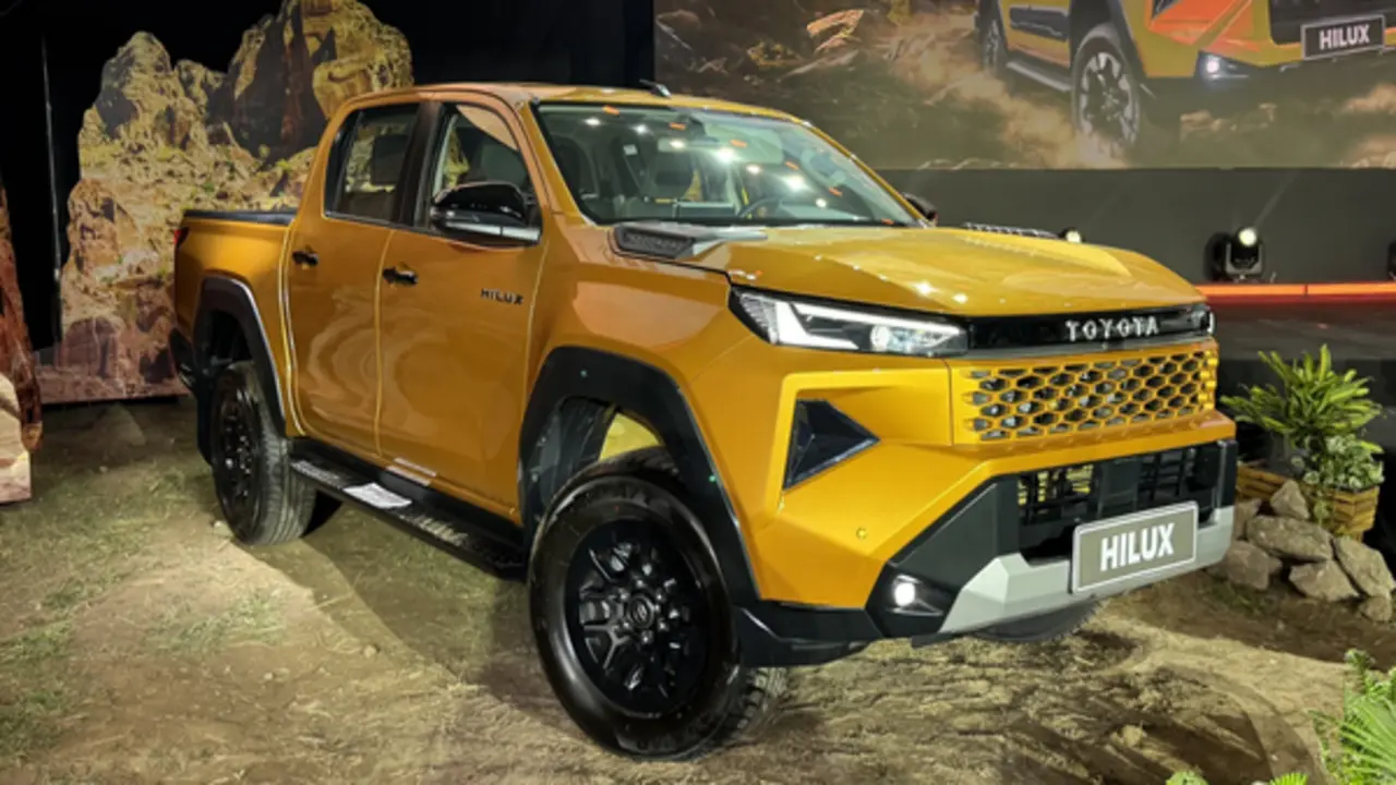 Lượng tiêu thụ xe bán tải 'lao dốc', Toyota Hilux ngược dòng bám đuổi Ford Ranger