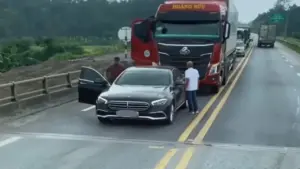 Lý do khiến tài xế Mercedes chặn đầu ô tô trên cao tốc Nội Bài - Lào Cai
