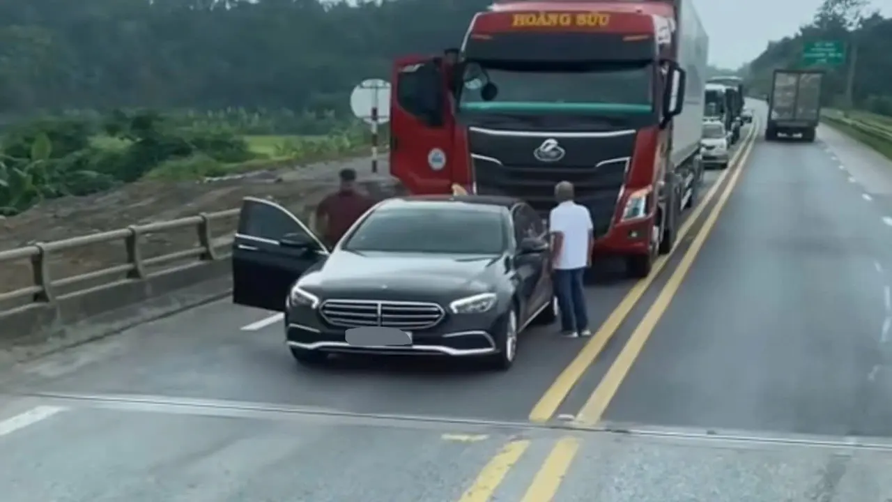 Lý do khiến tài xế Mercedes chặn đầu ô tô trên cao tốc Nội Bài - Lào Cai