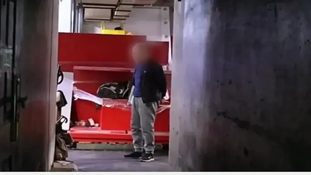 Lý do ông lão 10 năm ngủ ở vỉa hè siêu thị