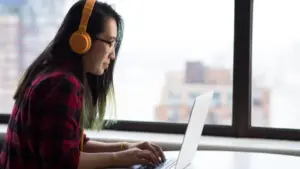 Lý do tai nghe Bluetooth nghe hay nhưng gọi điện lại dở