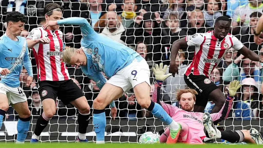 Man City thắng đậm Brentford, thắp lại hy vọng vô địch