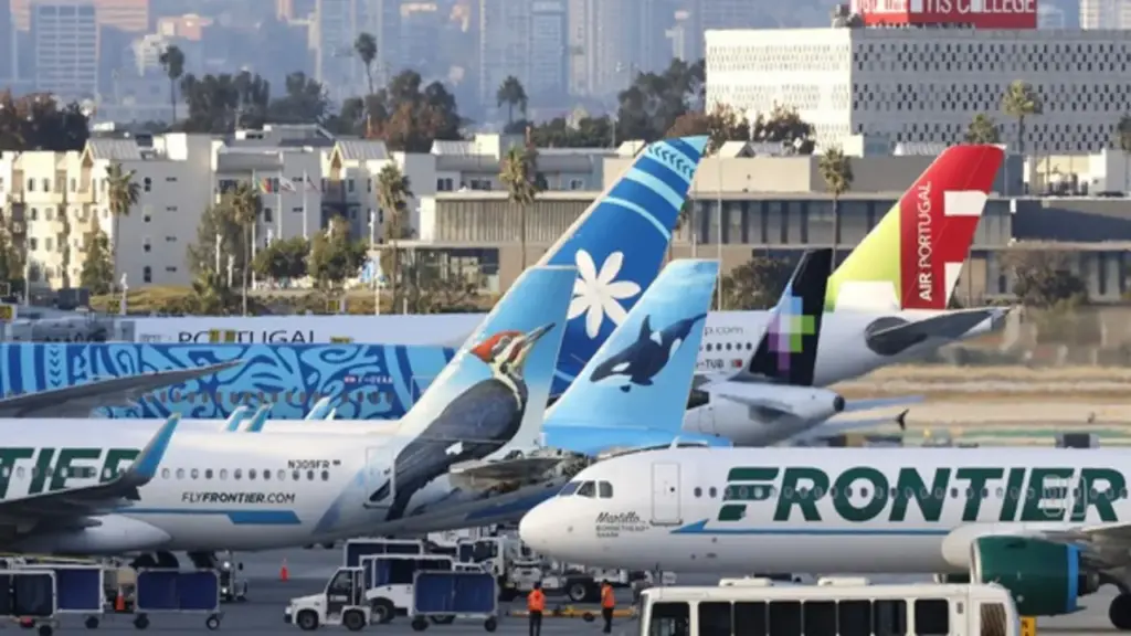 Máy bay Airbus A321 va phải người đi bộ khi đang cất cánh