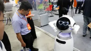 Máy khoan mini, robot và lớp học công nghệ mới hút người xem
