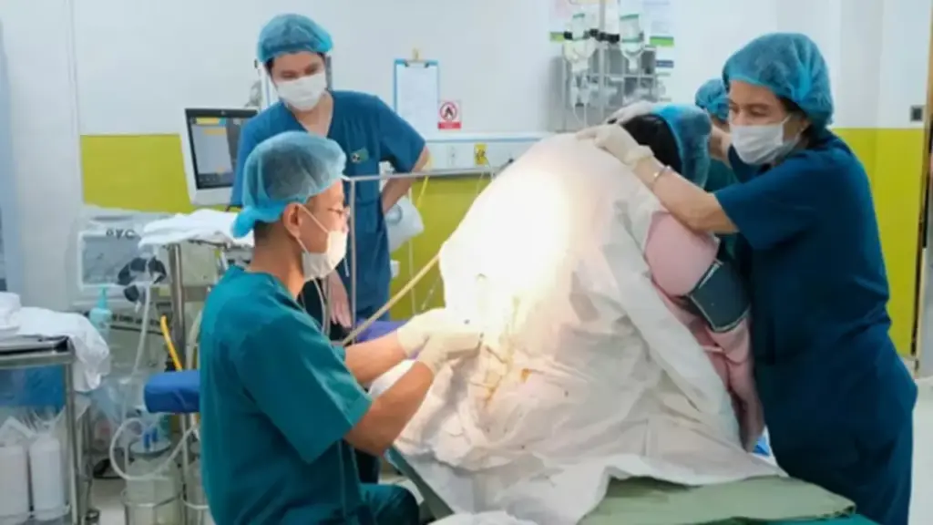 Mẹ bầu nặng 140kg sinh bé “khổng lồ” 4,6kg, ca vượt cạn khiến bác sĩ toát mồ hôi