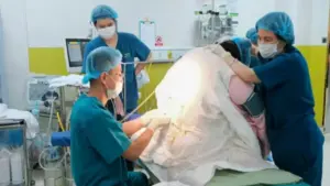 Mẹ bầu nặng 140kg sinh bé “khổng lồ” 4,6kg, ca vượt cạn khiến bác sĩ toát mồ hôi