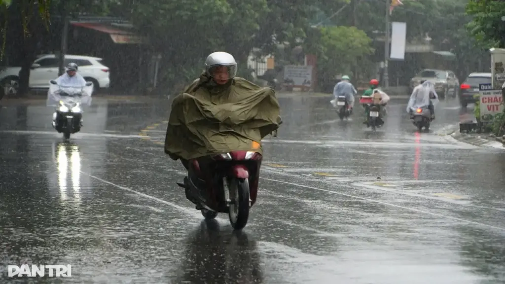 Miền Bắc ngày trời nắng, chiều tối bắt đầu mưa to