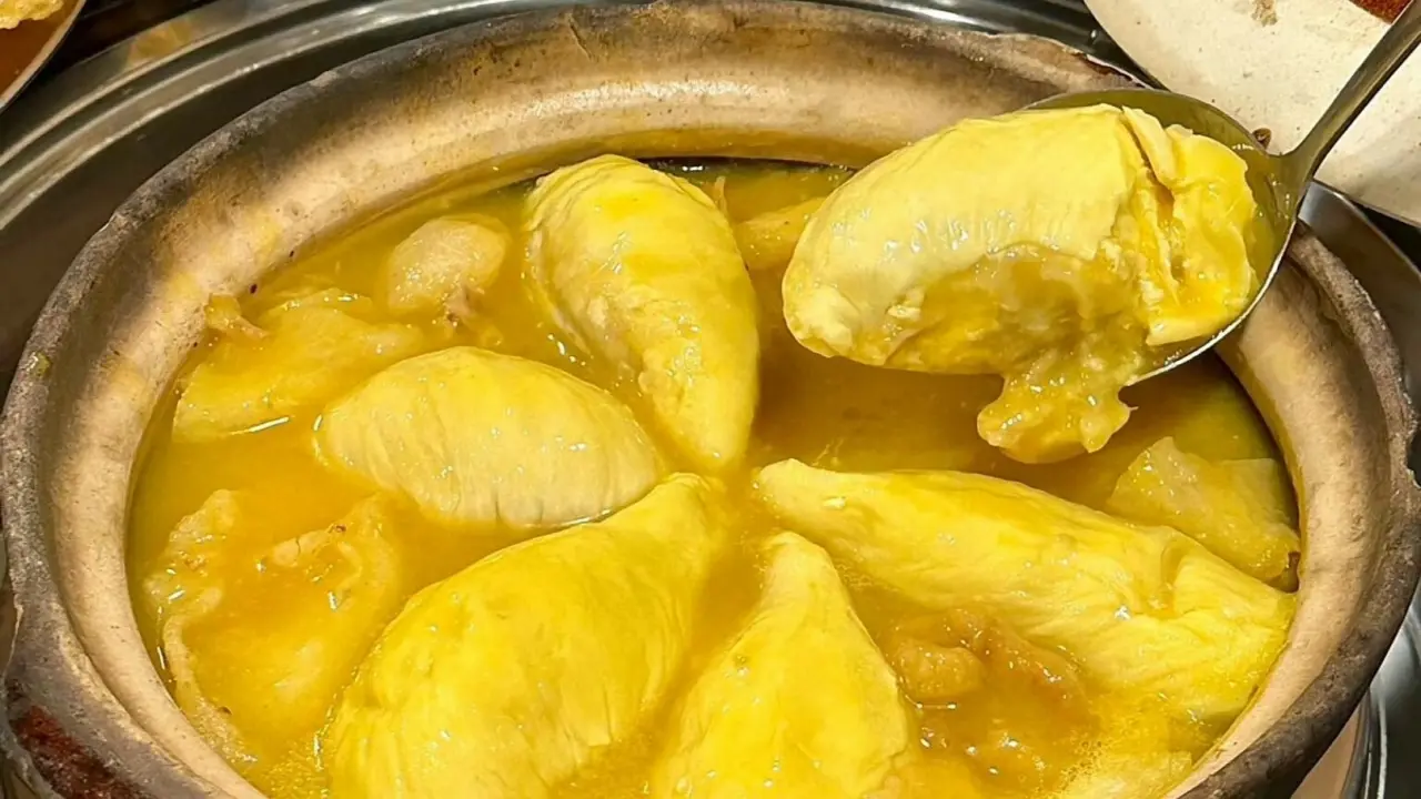 Món lẩu gà sầu riêng tươi ở Trung Quốc