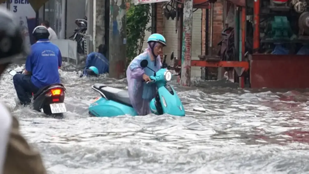 Mưa lớn ở TP.HCM: Nhiều tuyến đường ngập sâu đến 1 m, kéo dài 2 tiếng