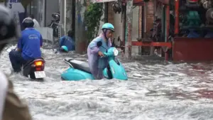 Mưa lớn ở TP.HCM: Nhiều tuyến đường ngập sâu đến 1 m, kéo dài 2 tiếng