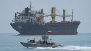 Mỹ tuyên bố phá hủy 6 xuồng Iran tại Hormuz