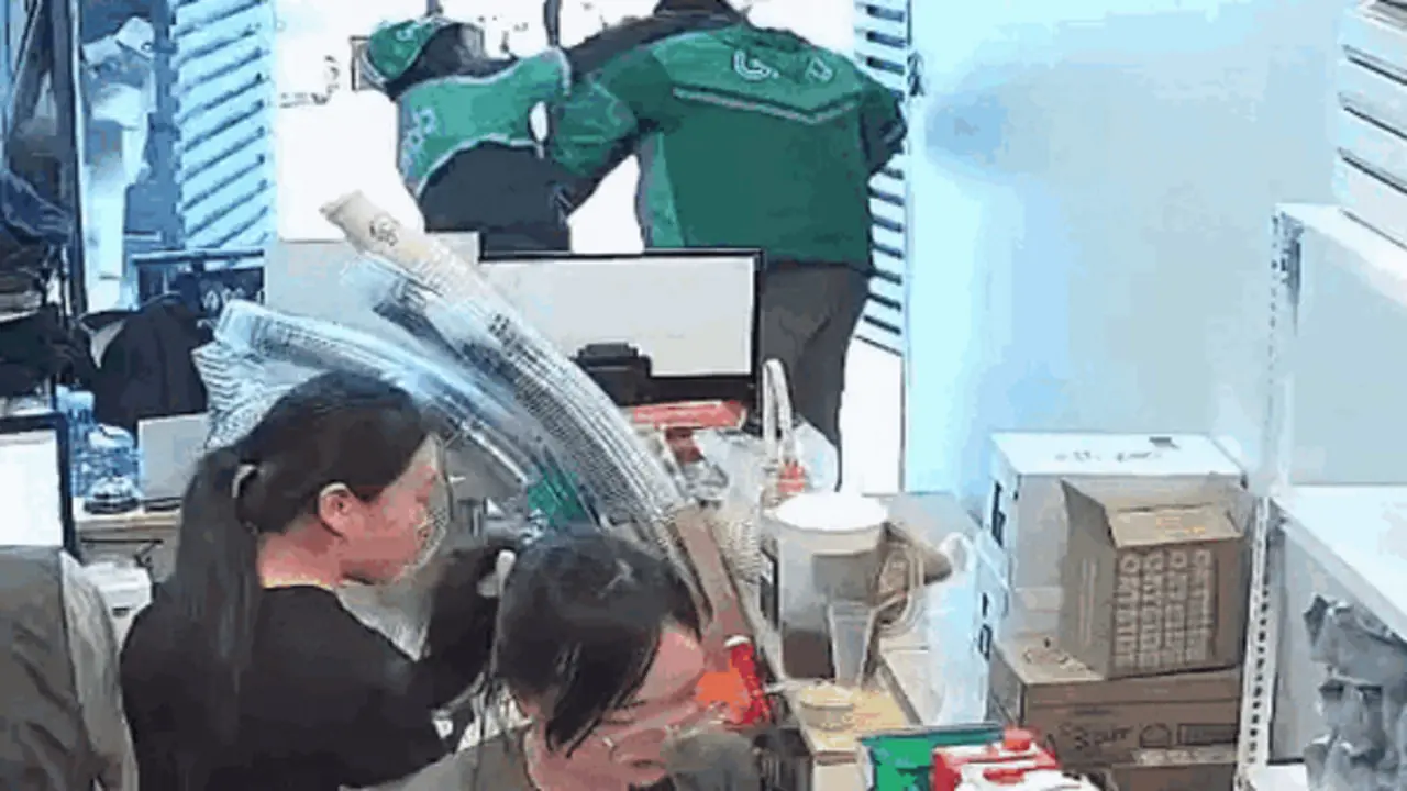 Nam shipper bị đồng nghiệp hành hung, dọa giết ở quán trà sữa