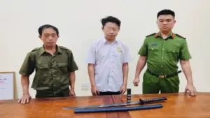 Nam thanh niên mua kiếm, bình xịt hơi cay về để "tự vệ"