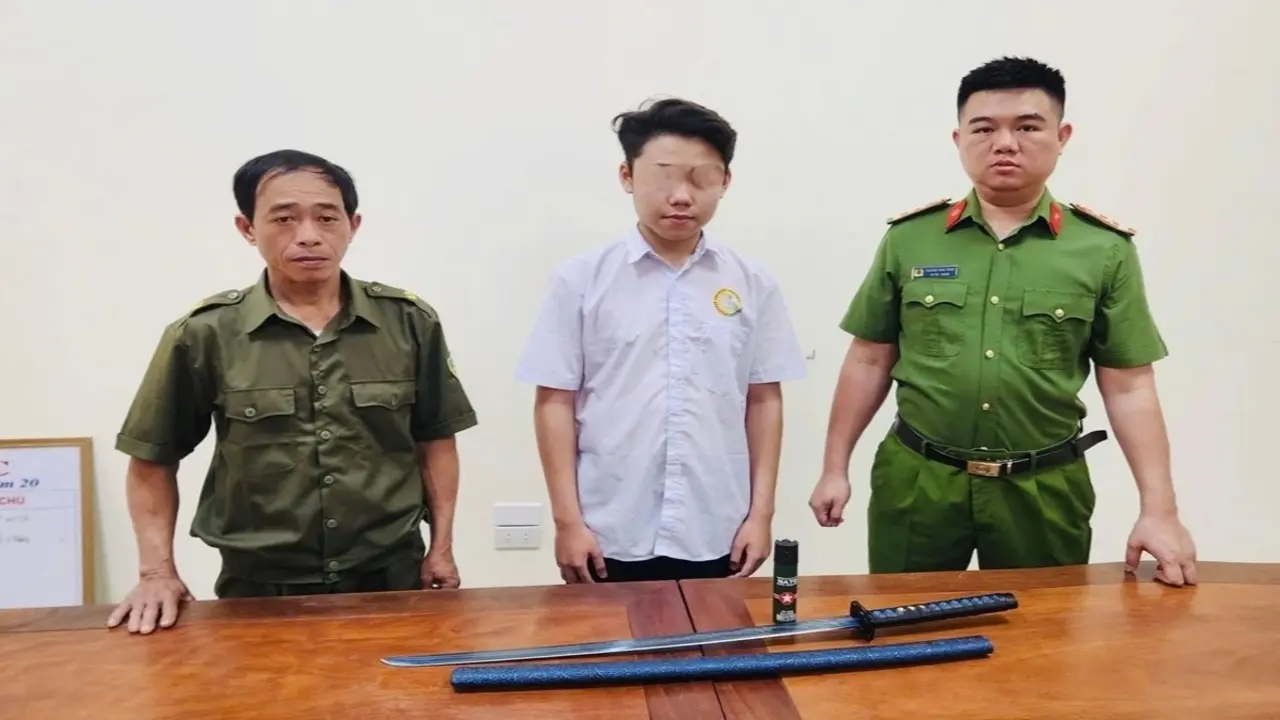 Nam thanh niên mua kiếm, bình xịt hơi cay về để "tự vệ"
