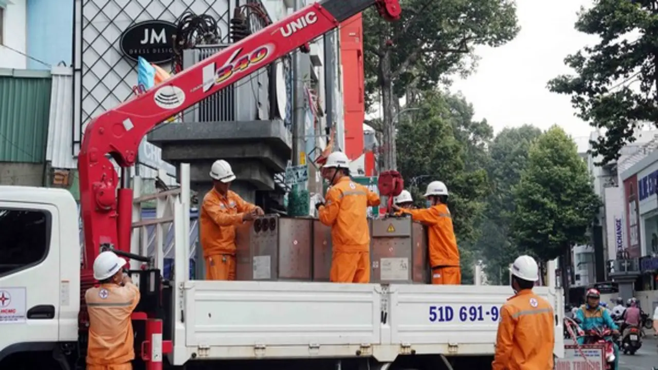 Nắng nóng kéo dài, tiêu thụ điện TP.HCM lập kỷ lục mới