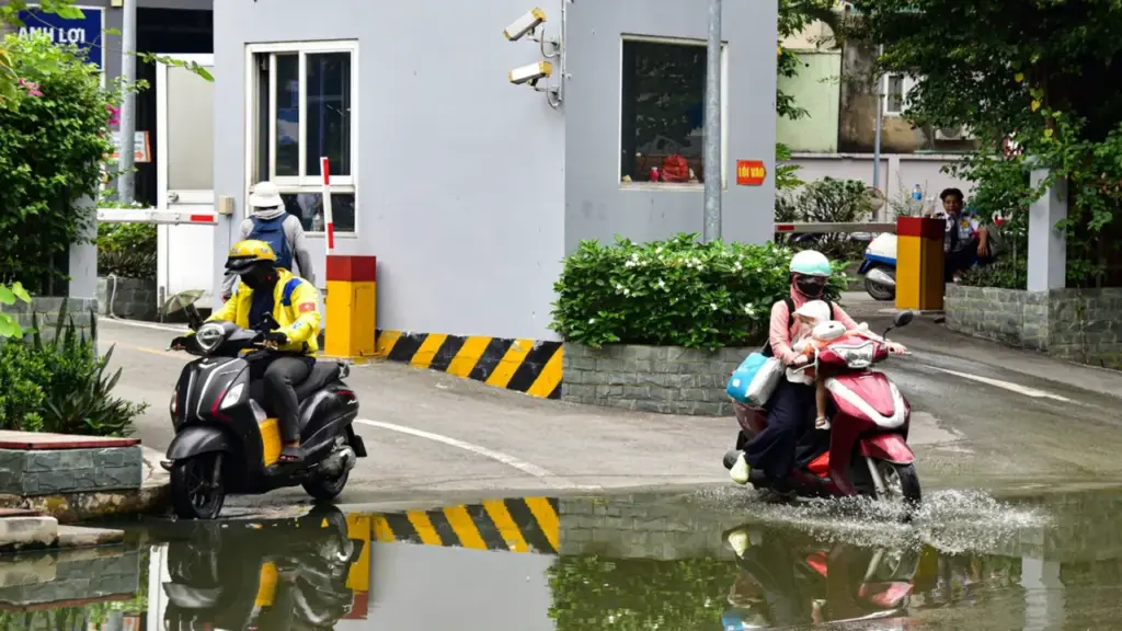Ngập nước cả tháng trước cửa chung cư ở khu Thảo Điền, TP.HCM