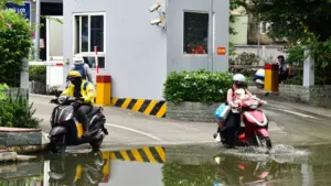 Ngập nước cả tháng trước cửa chung cư ở khu Thảo Điền, TP.HCM