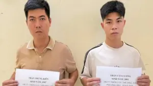 Nghi bố ngoại tình với chủ tiệm cắt tóc, 2 anh em xông vào quán đánh ghen