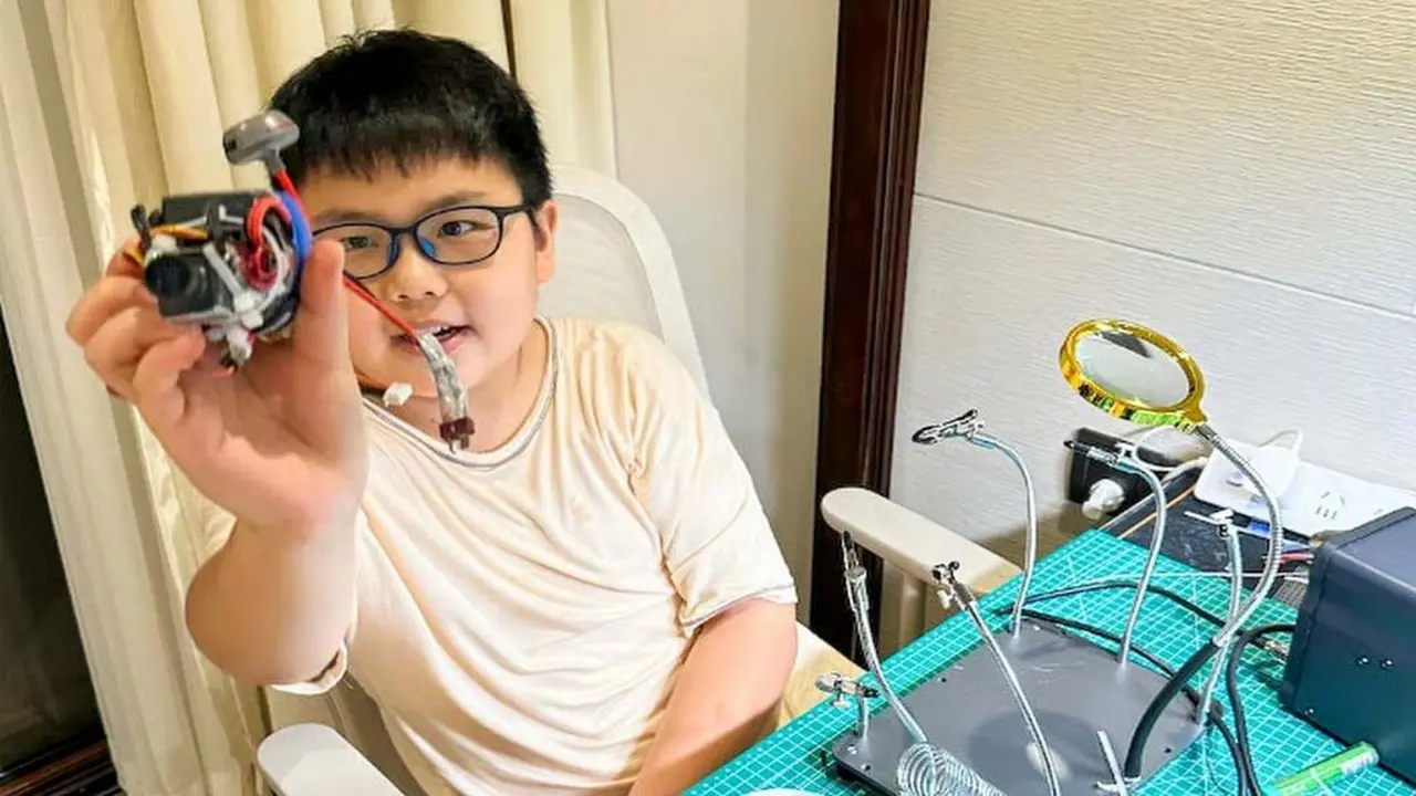 Nghi vấn 'thần đồng' 14 tuổi tự chế động cơ phản lực
