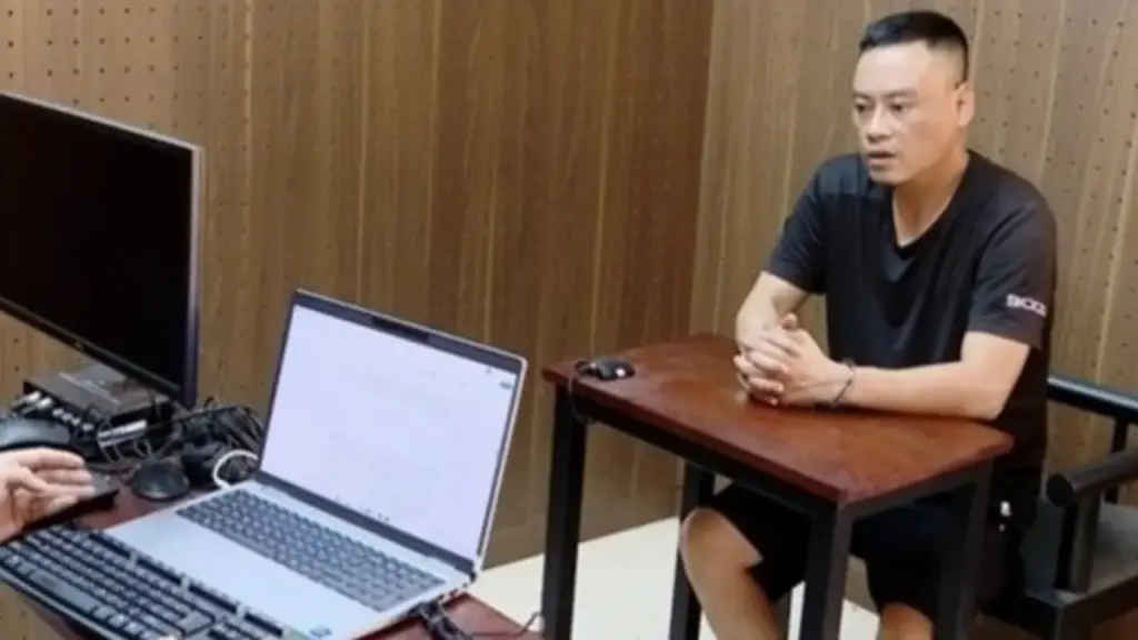 Nghi vợ ngoại tình với bạn học, chồng ghen tuông cầm dao tấn công 2 người