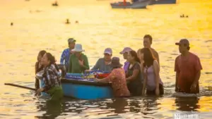 Ngư dân Đắk Lắk thu hàng triệu đồng sau đêm đánh cá cơm, phấn khởi vươn khơi bám biển