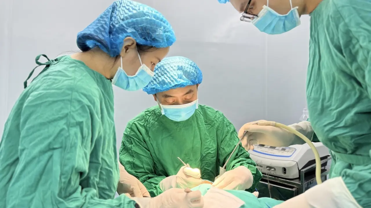 Người đàn ông bị em họ cắn mất nửa môi trên
