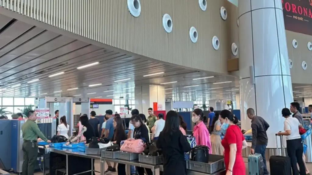 Người dân “ùn ùn” quay lại Tp.HCM sau nghỉ lễ, giao thông gặp nhiều khó khăn