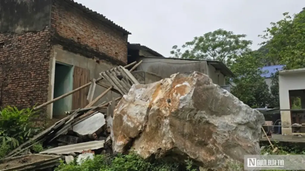 Người mẹ kể lại giây phút khối đá hàng chục tấn làm sập một phần ngôi nhà trong đêm