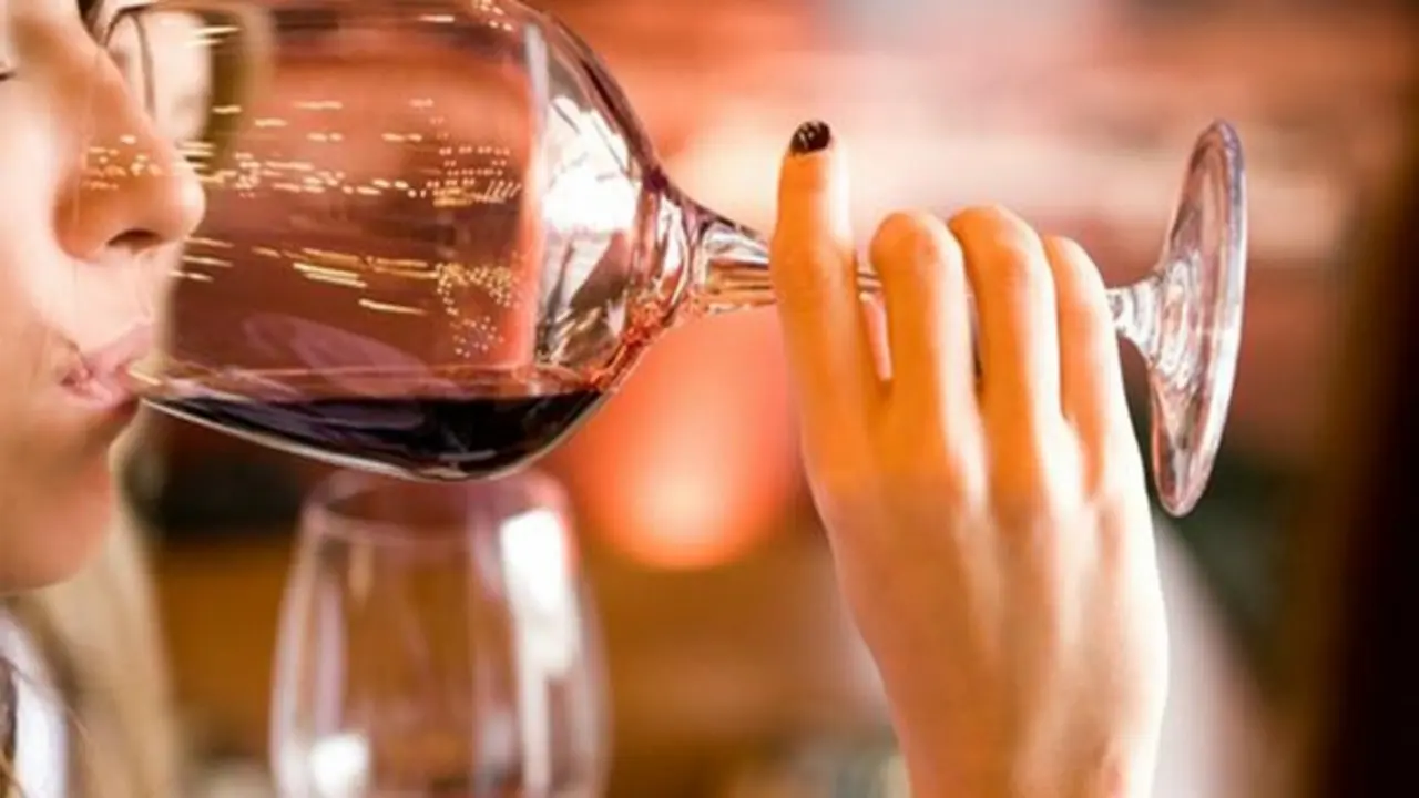 Người phụ nữ 28 tuổi bất ngờ phát hiện ung thư sau "dấu hiệu lạ" khi uống rượu