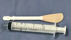 Người phụ nữ nuốt bàn chải dài 20cm vào bụng khi vệ sinh lưỡi