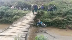 Người phụ nữ rơi từ cầu tạm xuống suối tử vong