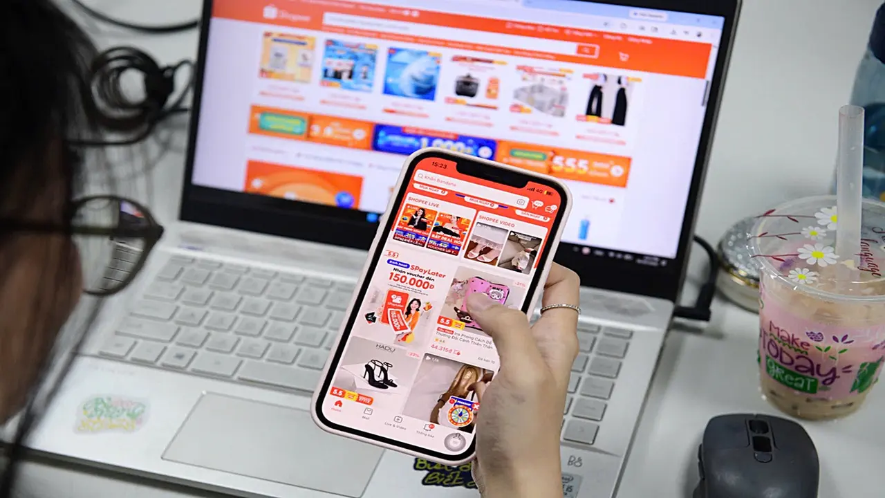 Người trẻ đua săn sale ngày đôi 5-5, chốt đơn xuyên đêm