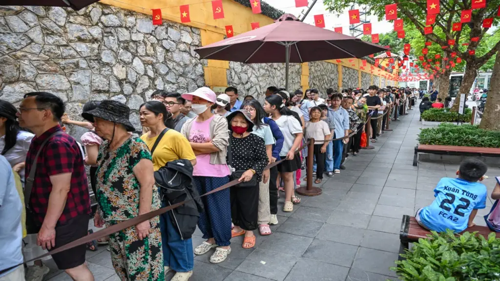 Nhà tù Hỏa Lò chật kín khách tham quan