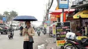Nhếch nhác điểm chờ xe buýt ở TP.HCM: Chỗ bị chiếm dụng, nơi thành bãi rác