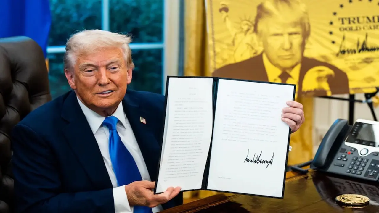 Nhiều luật sư cho giới siêu giàu 'quay lưng' với tấm thẻ vàng của ông Trump