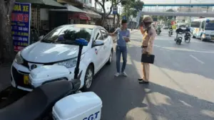 Nhiều người bị CSGT TP.HCM phạt vì thói quen dừng, đỗ xe quanh bến xe