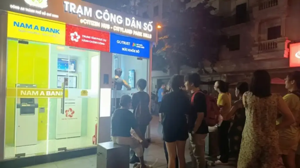 Nhiều người kiên nhẫn xếp hàng chờ đợi để trải nghiệm Trạm Công dân số