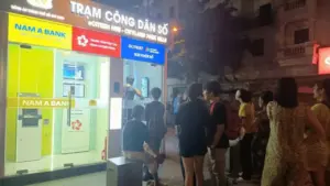 Nhiều người kiên nhẫn xếp hàng chờ đợi để trải nghiệm Trạm Công dân số