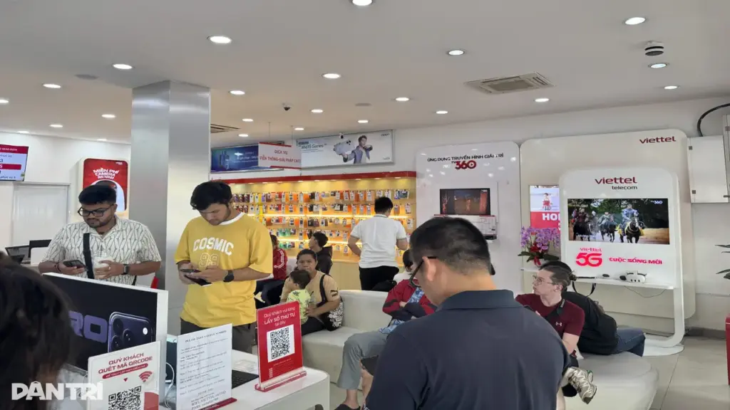 Nhiều thuê bao bị khóa một chiều, người dân tấp nập đi xác thực SIM