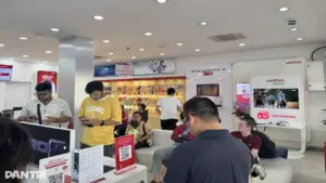 Nhiều thuê bao bị khóa một chiều, người dân tấp nập đi xác thực SIM